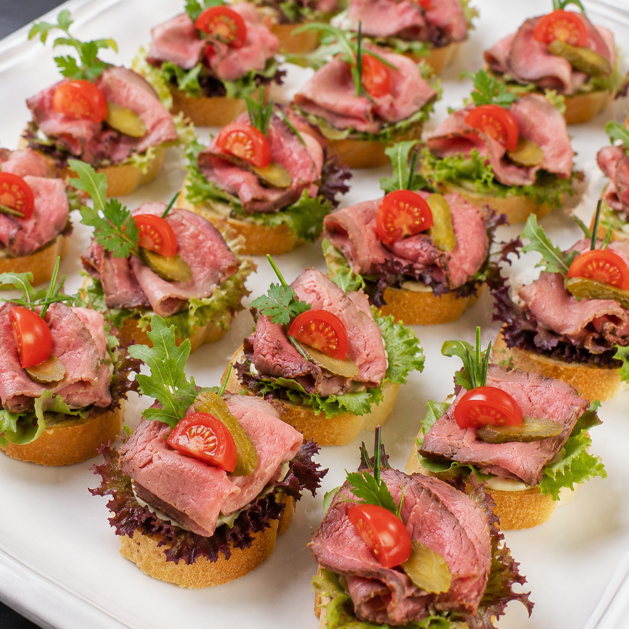 Canapés, rosa gebratenes Roastbeef