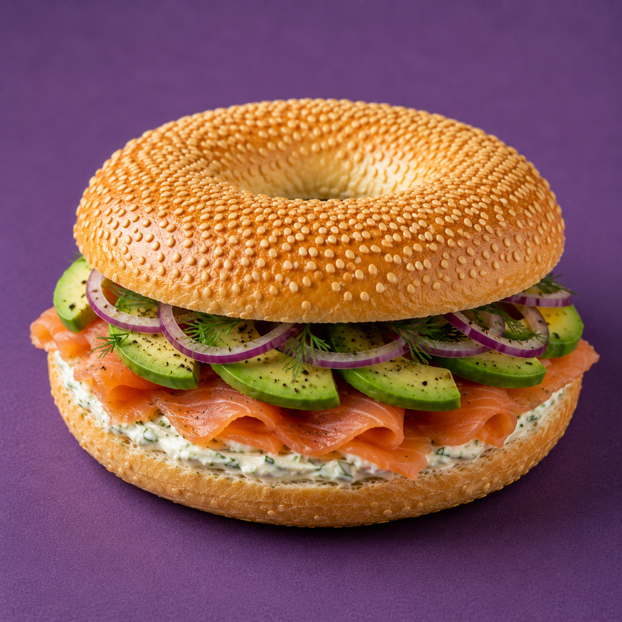 Belegte Bagels, Räucherlachs, Avocado, rote Zwiebeln